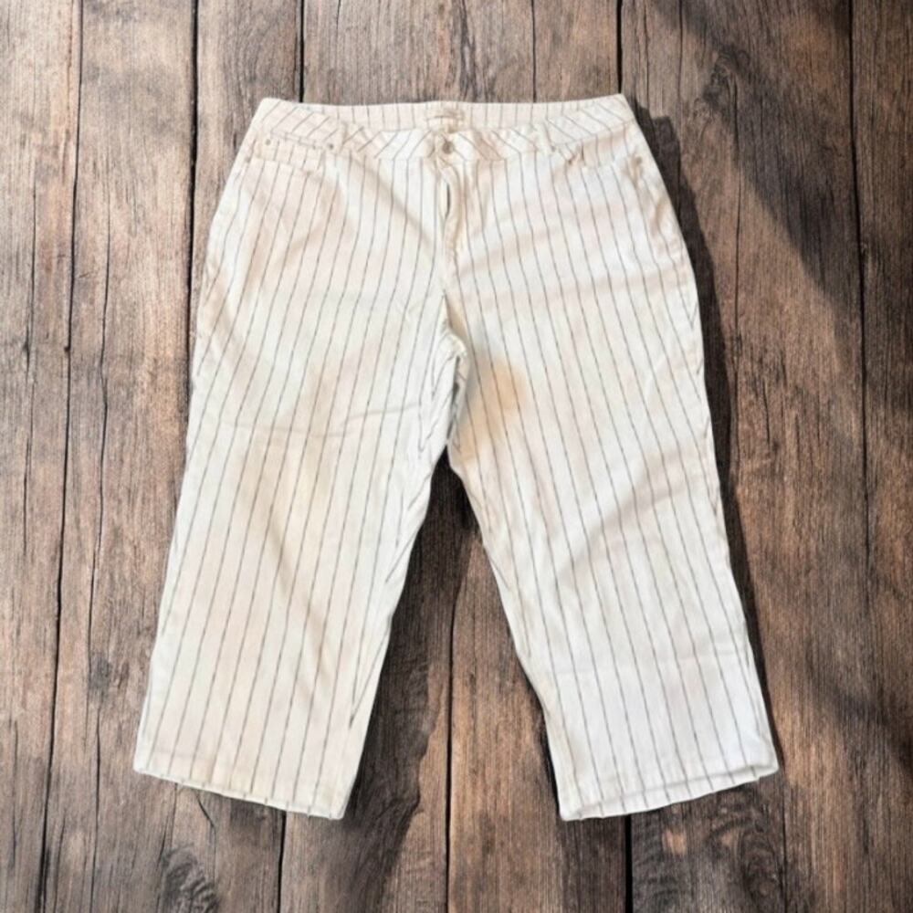 Cato Women's White Pinstriped  Hi-Rise 19" Inseam Capri Jeans | Size 28W
